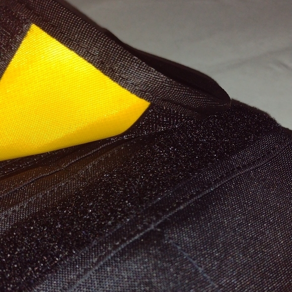 Mountaismith Crossbody Trippin' Pouch (J333) - Picture 5 of 6